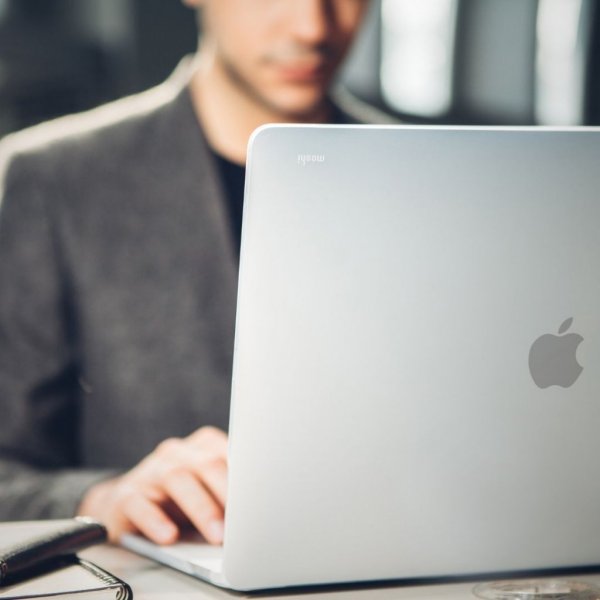 Moshi MacBook Pro 16 (A2141) iGlaze Hardshell -suojakuori Stealth Black