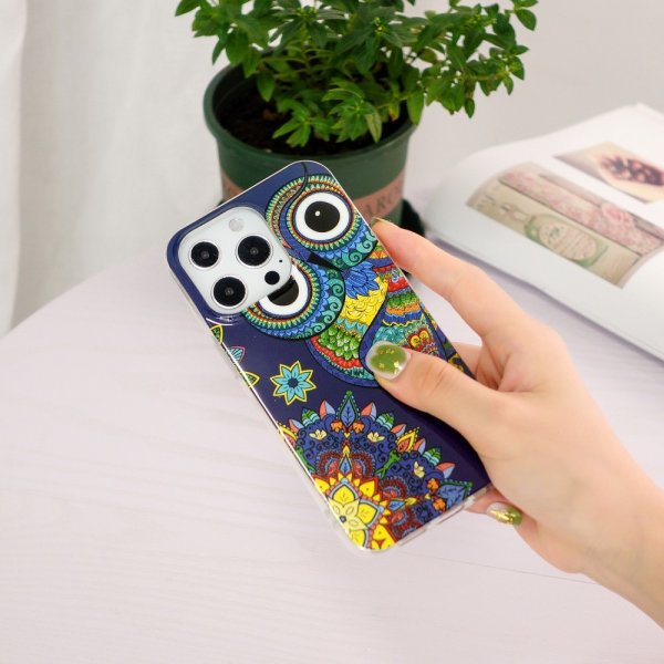 iPhone 15 Pro -kuori, jossa sininen pöllö -aihe