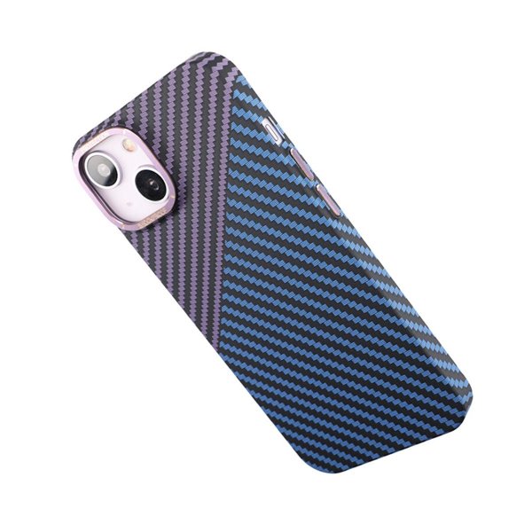 iPhone 14 Plus -kuori hiilikuitukuvioinnilla, sinivioletti