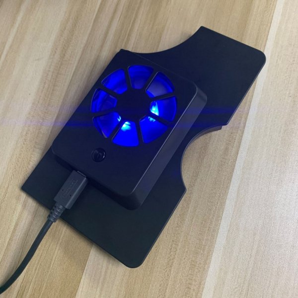 Dobe Nintendo Switch OLED -jäähdytystuuletin sinisellä valolla, musta