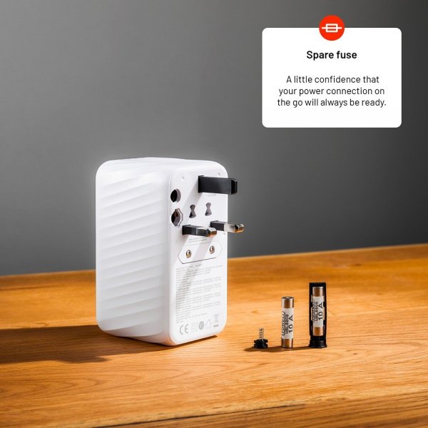 Kiinteä matkalaturi Voyager World Adapter 120W