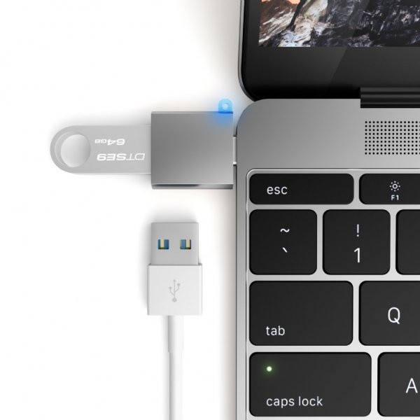 Satechi USB-C–USB-A 3.0 -adapteri avaruudenharmaa