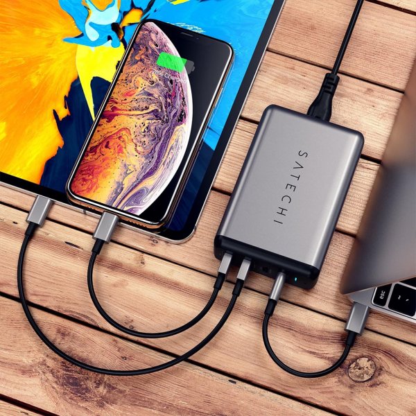 Satechi 75W PD matkalaturi, jossa kaksi USB-C- ja USB-A-porttia, harmaa
