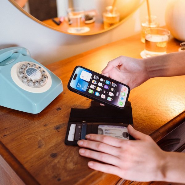 Twelve South iPhone 14 Plus BookBook MagSafe -kotelo, musta
