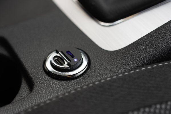 Kiinteä autolaturi USB-C-kaapelilla 1,2 m 2xUSB-C 30 W musta