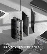 Ringke iPhone 15 Pro -näytönsuoja, Privacy Tempered Glass, asennuskehys