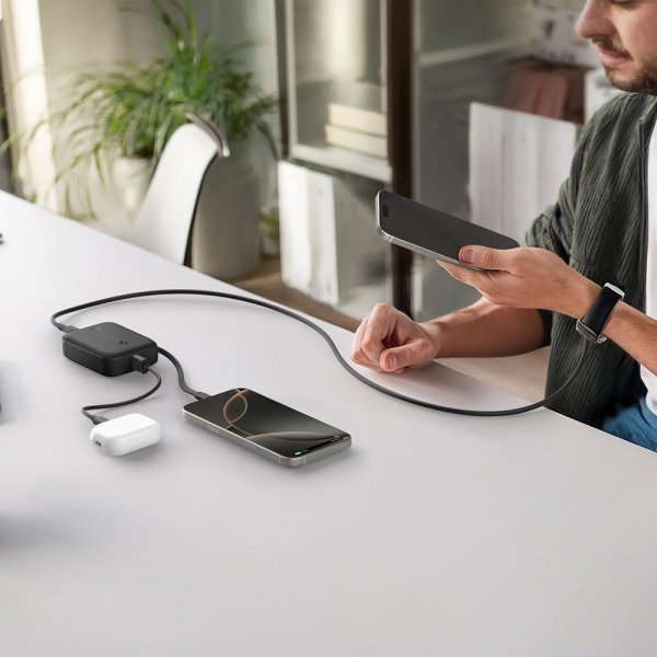 Spigen Essential Powerbank sisäänrakennetulla kaapelilla 10 000 mAh 30W Musta