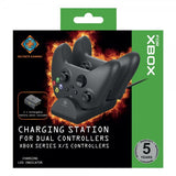 Deltaco Gaming -latausasema kahdella Xbox Series X/S -ohjaimen akkupakkauksella