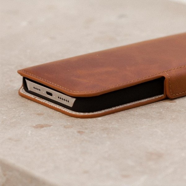KAVAJ iPhone 14 -suojakotelo Phoenix Ruskea