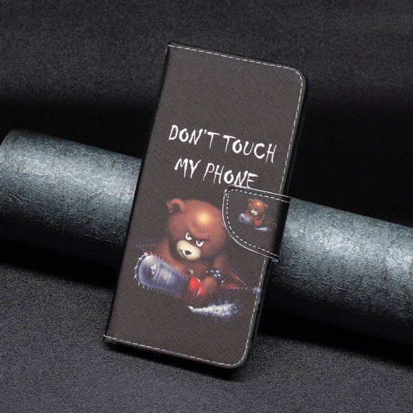 iPhone 14 Plus -kuori, jossa motiivina nalle "Don't Touch My Phone"