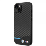 BMW iPhone 14 Plus -kuori, hiilikuitujäljitelmä, painettu logo, musta