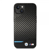 BMW iPhone 14 Plus -kuori, hiilikuitujäljitelmä, painettu logo, musta