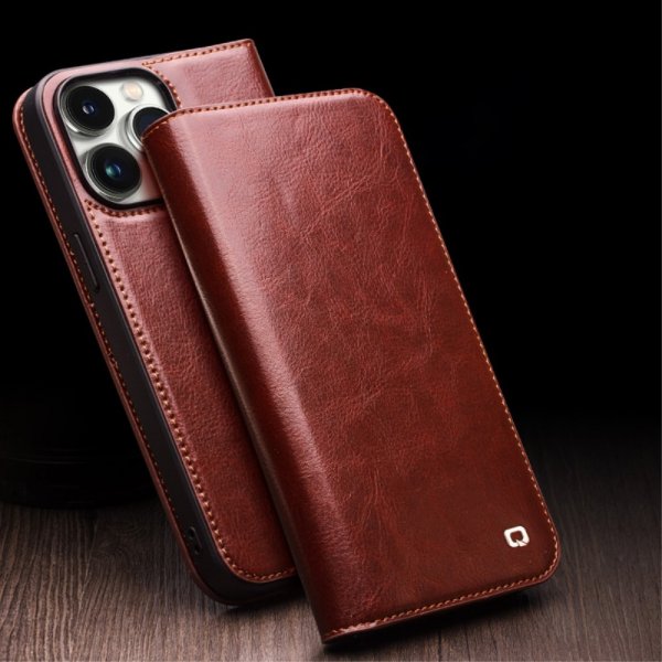 Qialino iPhone 15 Pro Max -kotelo, aitoa nahkaa, ruskea