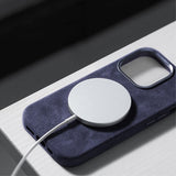 iPhone 15 Pro Max Alcantara MagSafe -kuori, harmaa