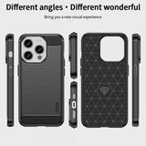 Mofi iPhone 15 Pro Max -kuori harjattu hiilikuitukuvioitu punainen