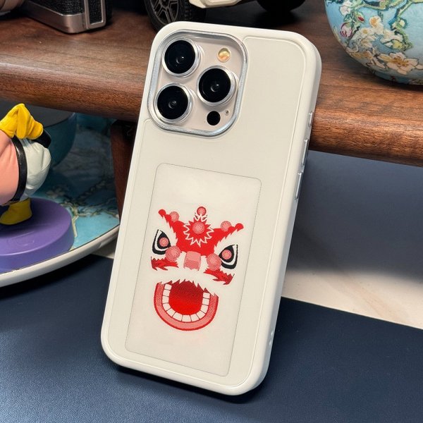 iPhone 15 Pro -kuoret sisäänrakennetulla E Ink -näytöllä, valkoinen