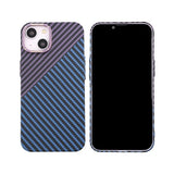 iPhone 14 Plus -kuori hiilikuitukuvioinnilla, sinivioletti