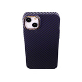iPhone 14 Plus -kuori hiilikuitukuvioinnilla, violetti