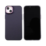 iPhone 14 Plus -kuori hiilikuitukuvioinnilla, violetti