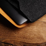 Mujjo MacBook Sleeve 16" Ruskea Musta