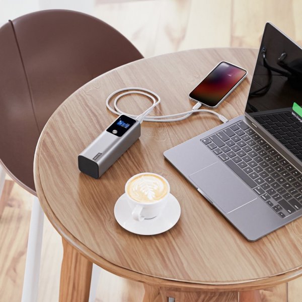ALOGIC Powerbank Ark 27 000 mAh 140 W:n latauksella