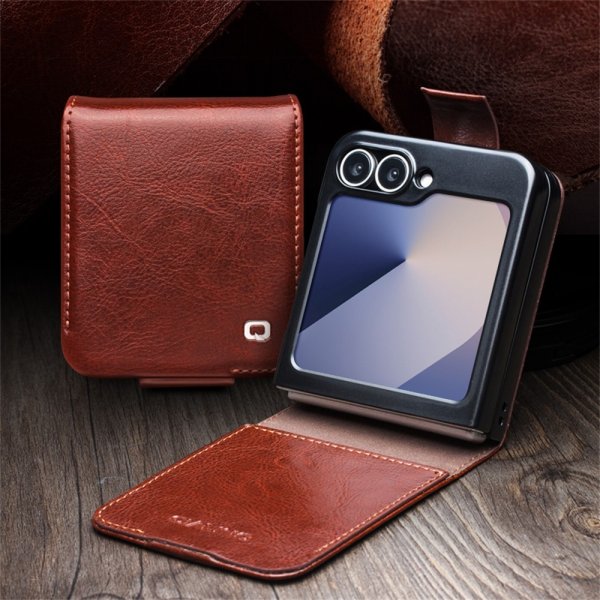 Qialino Samsung Galaxy Z Flip 6/Flip 7 FE Nahkakotelo Läpällä, Ruskea