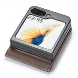 Lc.Imeeke Samsung Galaxy Z Flip 6/Flip 7 FE -suojakotelo korttipaikalla ja jalustatoiminnolla, tummanruskea