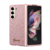 Guess Samsung Galaxy Z Fold 5 -kuori, jossa glitterhiutaleita ja metallinen logo, vaaleanpunainen