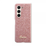 Guess Samsung Galaxy Z Fold 5 -kuori, jossa glitterhiutaleita ja metallinen logo, vaaleanpunainen