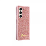 Guess Samsung Galaxy Z Fold 5 -kuori, jossa glitterhiutaleita ja metallinen logo, vaaleanpunainen
