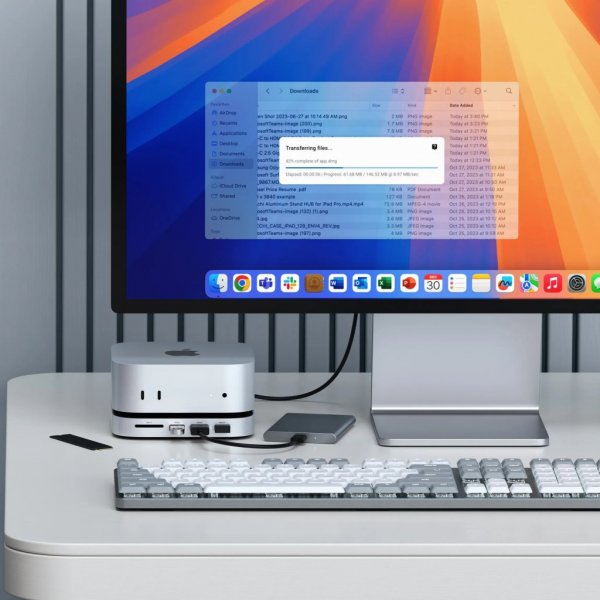 Satechi Mac Mini M4 -jalusta ja keskitin SSD-kotelolla, hopea