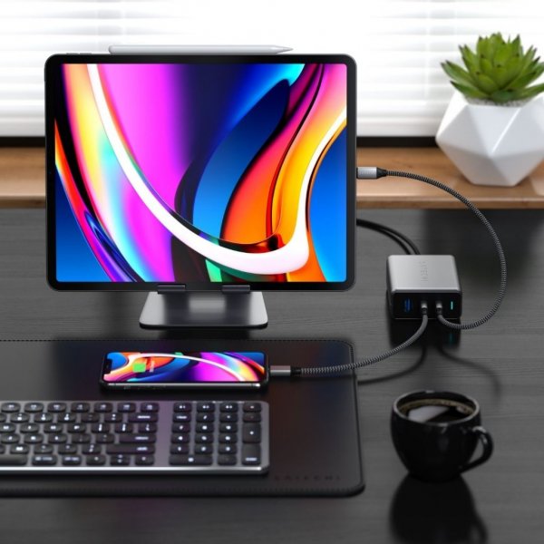 Satechi 100W GaN PD -matkalaturi kahdella USB-C- ja USB-A-portilla