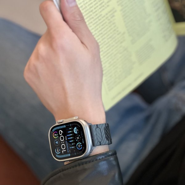 Just Mobile Apple Watch 44/45/46mm/Apple Watch Ultra -hihna hiilikuitua