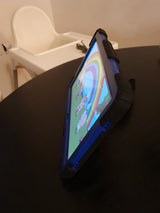 Lenovo Tab M10 Plus (3. sukupolvi) TB125 TB128 Suojakuori hihnalla ja jalustatoiminnolla Sinimusta